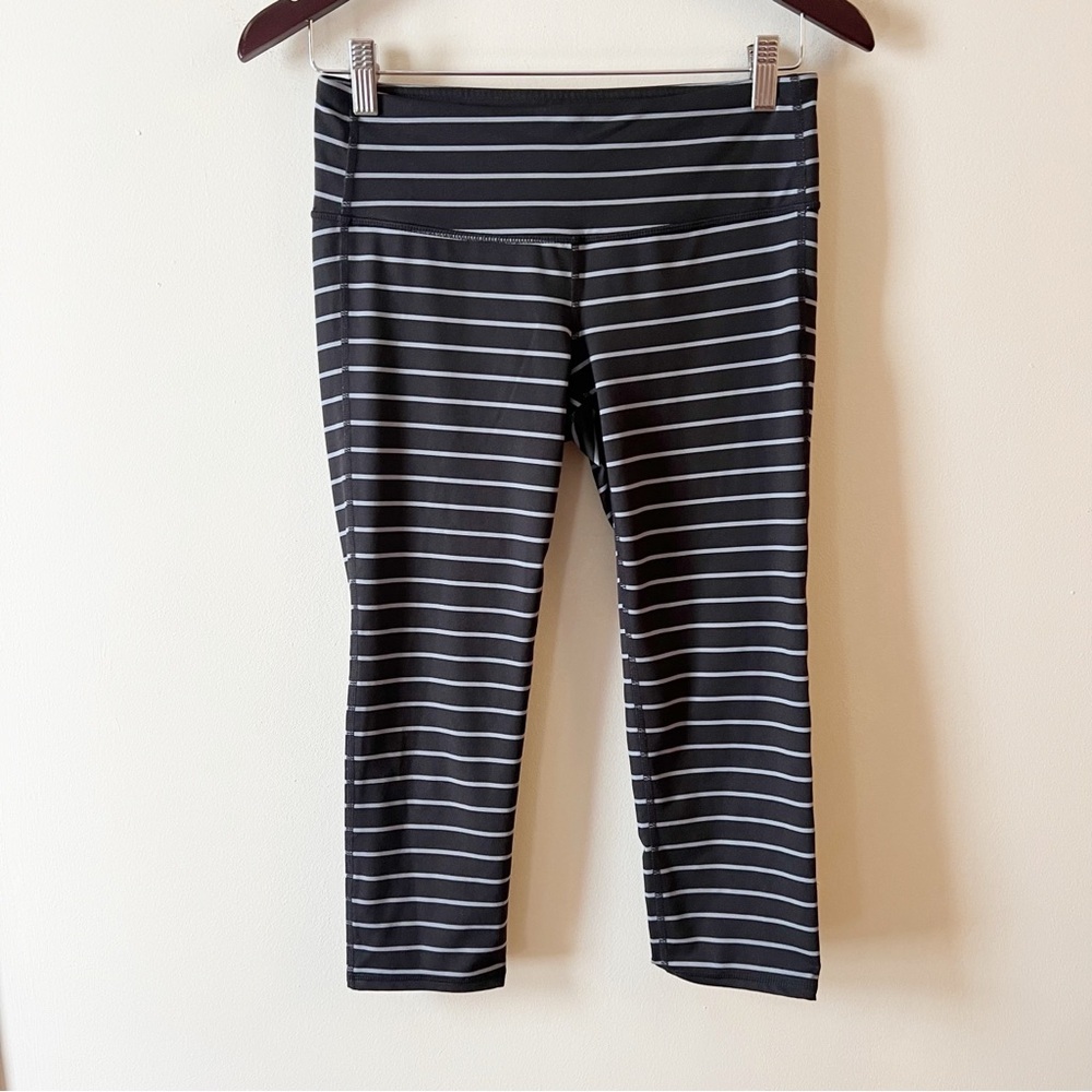 Athleta Striped Chaturanga Capri Leggings Size Small Black/White 243139-01